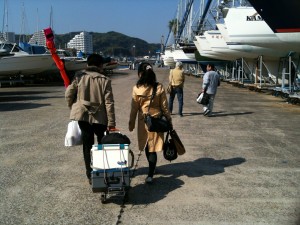 歩いてクラブハウスに向かいます