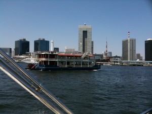 浜離宮側へ抜けます。