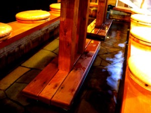 居酒屋さんに足湯があります Footbath in the Pub.